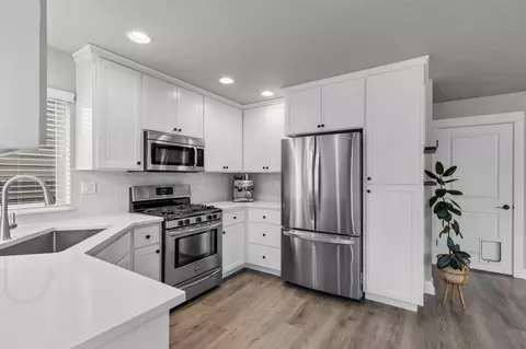 Kitchen - 60999 Grand Targhee Dr, Bend, OR 97702 photo 5 of 6