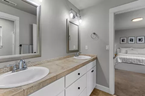 Bath - 60999 Grand Targhee Dr, Bend, OR 97702 photo 1 of 5