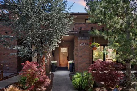 2563 NW Crossing Dr, Bend, OR 97703
