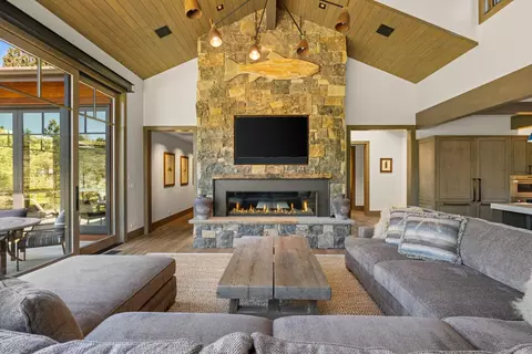 Living - 19472 Pine Dr, Bend, OR 97702 photo 4 of 5