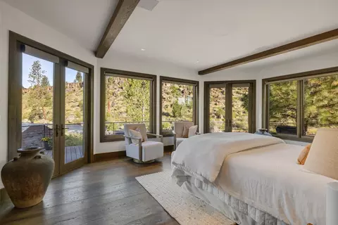 Bedroom - 19472 Pine Dr, Bend, OR 97702 photo 1 of 6