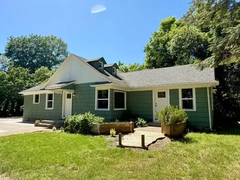 377 Pelton Ln, Gold Hill, OR 97525