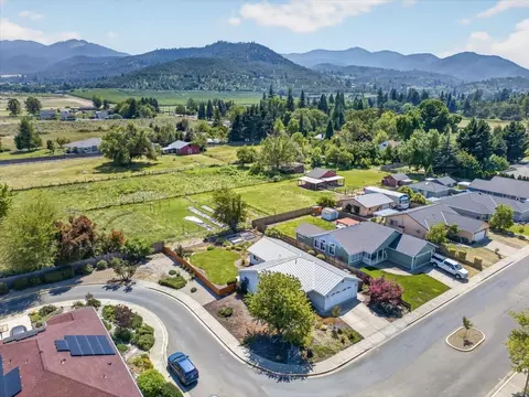 View/Area - 124 Samuel Ln, Phoenix, OR 97535 photo 4 of 7