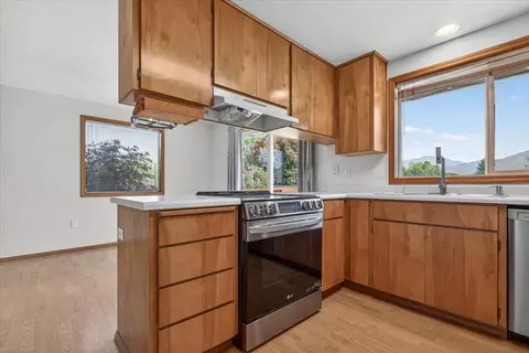 Kitchen - 124 Samuel Ln, Phoenix, OR 97535 photo 4 of 4