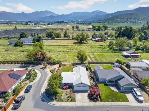View/Area - 124 Samuel Ln, Phoenix, OR 97535 photo 3 of 7