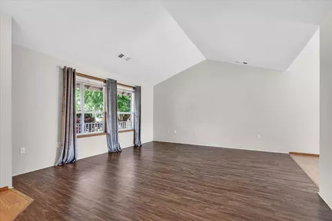 Living - 124 Samuel Ln, Phoenix, OR 97535 photo 4 of 4
