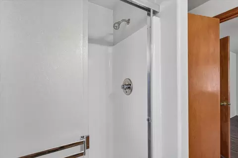 Bath - 124 Samuel Ln, Phoenix, OR 97535 photo 2 of 4
