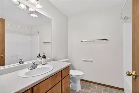 Bath - 124 Samuel Ln, Phoenix, OR 97535 photo 3 of 4