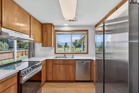 Kitchen - 124 Samuel Ln, Phoenix, OR 97535 photo 3 of 4