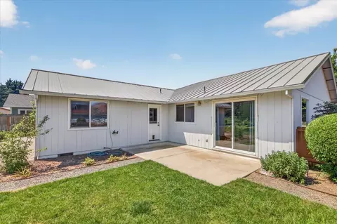 Exterior - 124 Samuel Ln, Phoenix, OR 97535 photo 6 of 11