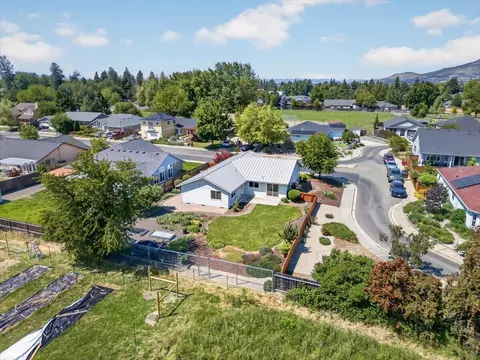 View/Area - 124 Samuel Ln, Phoenix, OR 97535 photo 2 of 7