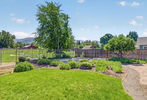 Exterior - 124 Samuel Ln, Phoenix, OR 97535 photo 7 of 11
