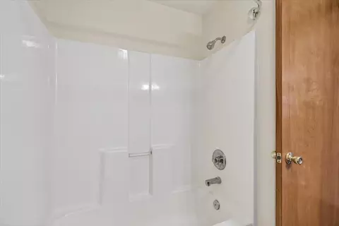 Bath - 124 Samuel Ln, Phoenix, OR 97535 photo 4 of 4