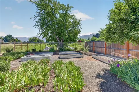 Exterior - 124 Samuel Ln, Phoenix, OR 97535 photo 10 of 11