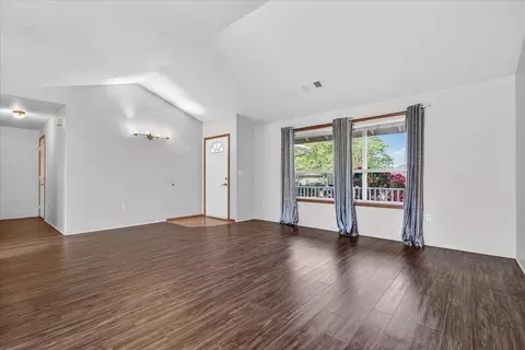 Living - 124 Samuel Ln, Phoenix, OR 97535 photo 2 of 4