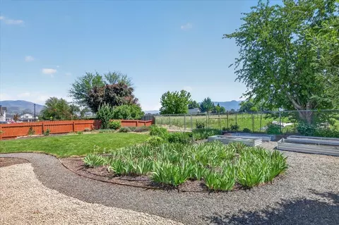 Exterior - 124 Samuel Ln, Phoenix, OR 97535 photo 8 of 11