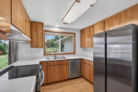 Kitchen - 124 Samuel Ln, Phoenix, OR 97535 photo 2 of 4