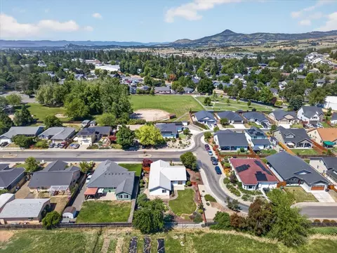 View/Area - 124 Samuel Ln, Phoenix, OR 97535 photo 7 of 7