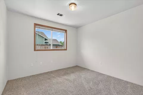 Bedroom - 124 Samuel Ln, Phoenix, OR 97535 photo 3 of 4