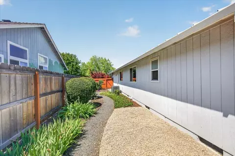 Exterior - 124 Samuel Ln, Phoenix, OR 97535 photo 9 of 11