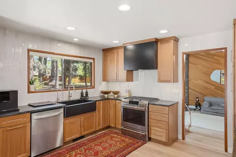 Kitchen - 2728 NW Scandia Loop, Bend, OR 97703 photo 4 of 5