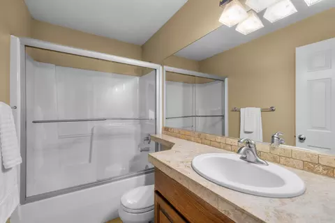 Bath - 19307 Blue Lake Loop, Bend, OR 97702 photo 5 of 6
