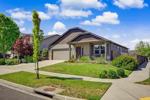 1487 Flower St, Medford, OR 97504