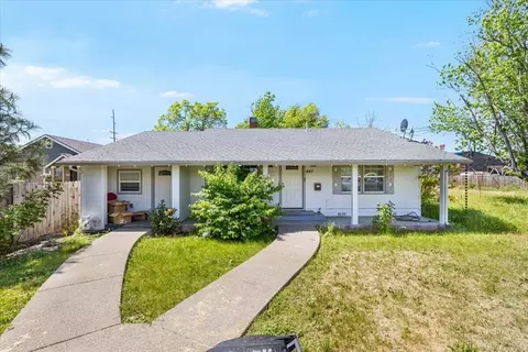 441 N 1st St, Central Point, OR 97502