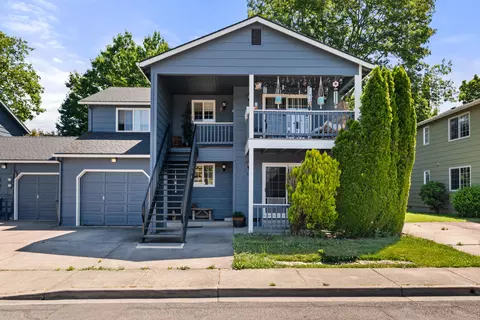 566 Village Dr, Central Point, OR 97502