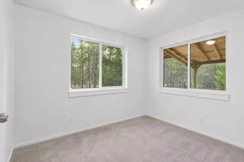Bedroom - 15789 Deedon Ln, La Pine, OR 97739 photo 2 of 9