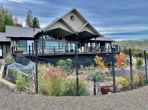 693 Ironwood Dr, Eagle Point, OR 97524