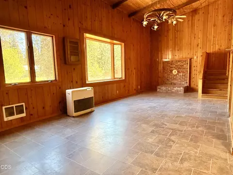 Living - 16025 Strawn Rd, La Pine, OR 97739 photo 7 of 8