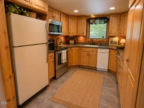 Kitchen - 16025 Strawn Rd, La Pine, OR 97739 photo 2 of 5