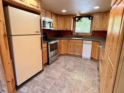 Kitchen - 16025 Strawn Rd, La Pine, OR 97739 photo 1 of 5