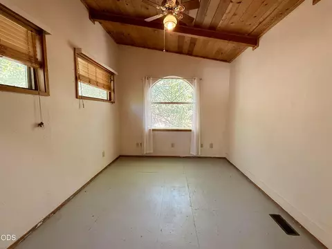 Bedroom - 16025 Strawn Rd, La Pine, OR 97739 photo 5 of 8