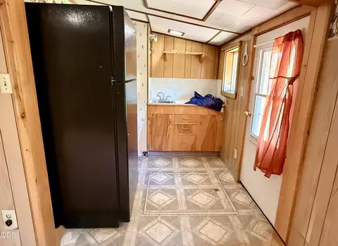 Kitchen - 16025 Strawn Rd, La Pine, OR 97739 photo 5 of 5