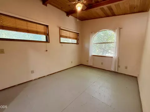 Bedroom - 16025 Strawn Rd, La Pine, OR 97739 photo 6 of 8