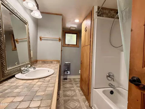 Bath - 16025 Strawn Rd, La Pine, OR 97739 photo 2 of 5