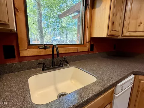 Kitchen - 16025 Strawn Rd, La Pine, OR 97739 photo 4 of 5