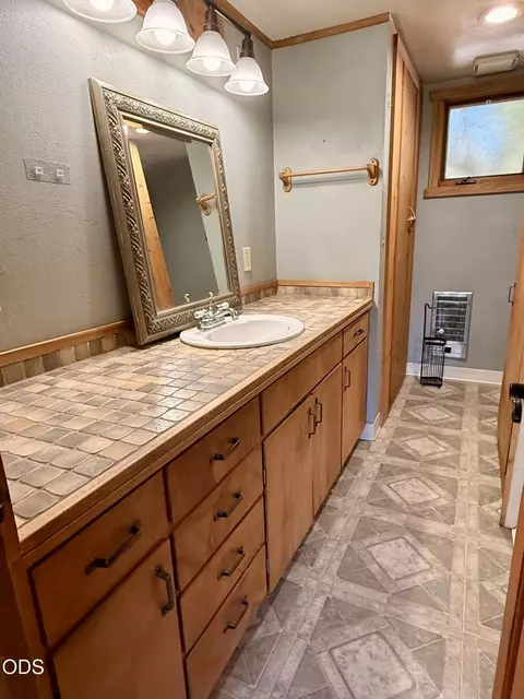 Bath - 16025 Strawn Rd, La Pine, OR 97739 photo 1 of 5