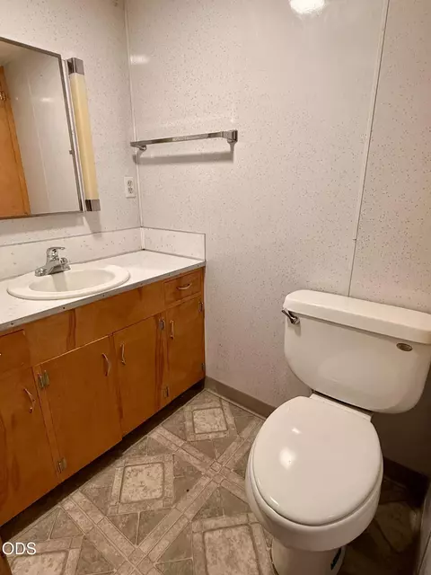 Bath - 16025 Strawn Rd, La Pine, OR 97739 photo 1 of 2