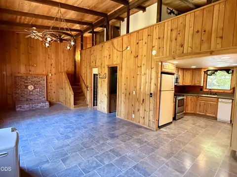 Living - 16025 Strawn Rd, La Pine, OR 97739 photo 8 of 8