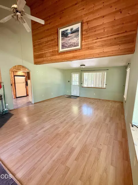 Living - 16025 Strawn Rd, La Pine, OR 97739 photo 6 of 8