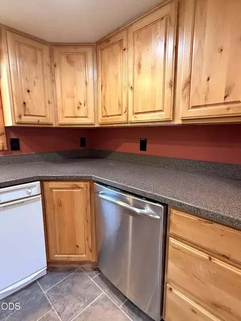 Kitchen - 16025 Strawn Rd, La Pine, OR 97739 photo 3 of 5