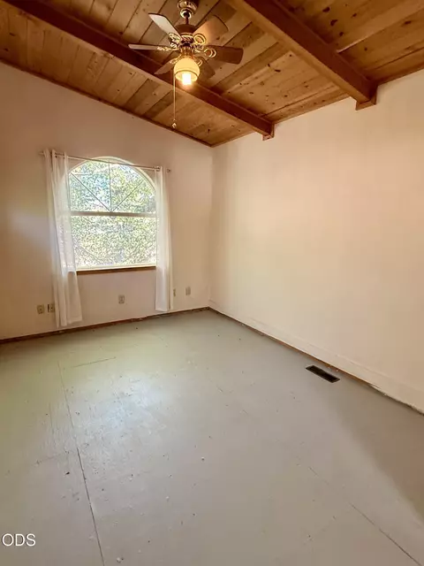 Bedroom - 16025 Strawn Rd, La Pine, OR 97739 photo 3 of 8