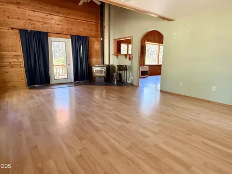 Living - 16025 Strawn Rd, La Pine, OR 97739 photo 3 of 8