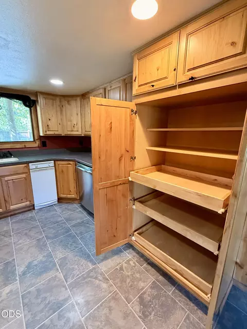 Kitchen - 16025 Strawn Rd, La Pine, OR 97739 photo 2 of 3