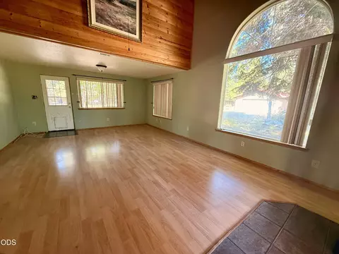 Living - 16025 Strawn Rd, La Pine, OR 97739 photo 4 of 8