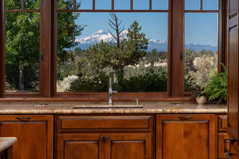 Kitchen - 20450 Arrowhead Dr, Bend, OR 97703 photo 4 of 7