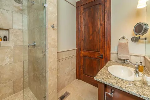 Bath - 20450 Arrowhead Dr, Bend, OR 97703 photo 4 of 9